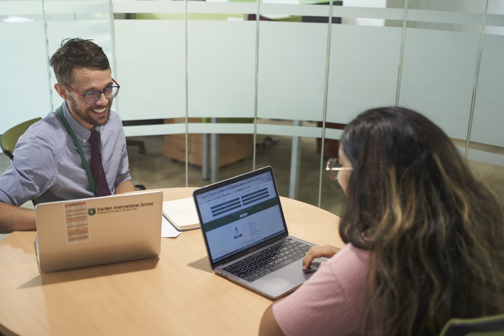 student meets with higher education advisor